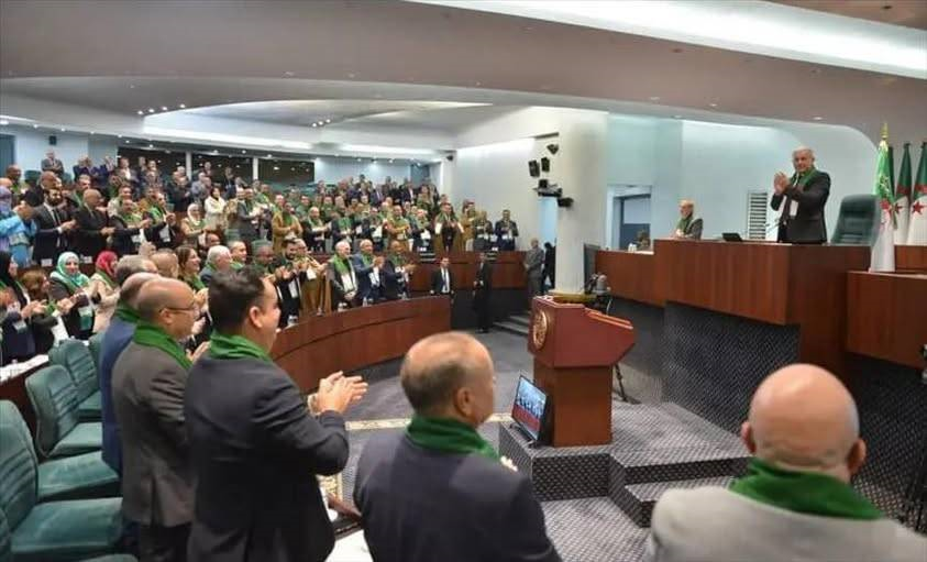 البرلمان الجزائري يصادق نهائيا على قانون «تجريم الاستعمار الفرنسي» المعدَّل